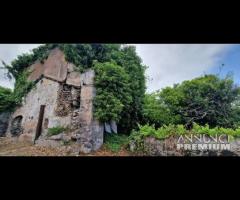 Terreno con rustico e serre a Mascali