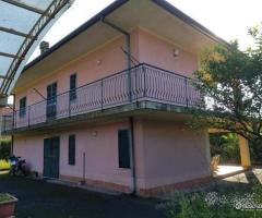 Villa su 2 livelli con giardino a Pennisi-Acireale