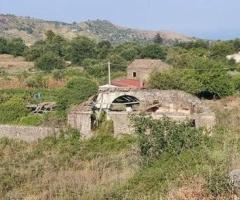 Terreno agricolo con fabbricati a Piedimonte Etneo