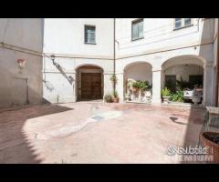 Signorile palazzotto storico con cortile carrabile