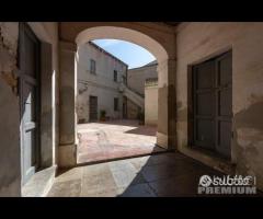 Signorile palazzotto storico con cortile carrabile