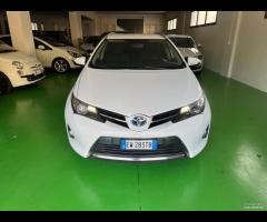 Toyota Auris Hybrid - 2