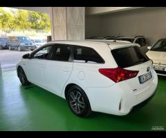 Toyota Auris Hybrid - 6