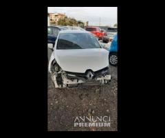 Renault Clio 1.5 dci 75cv anno 10-2014 sinistrata - 4