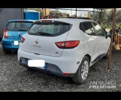 Renault Clio 1.5 dci 75cv anno 10-2014 sinistrata - 11