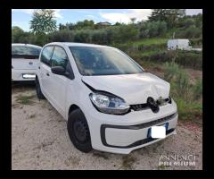 Volkswagen Up! 1.0 benzina anno 2019 incidentata