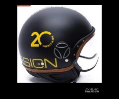 Casco nero e scritta gialla Momo design