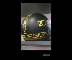 Casco nero e scritta gialla Momo design - 3