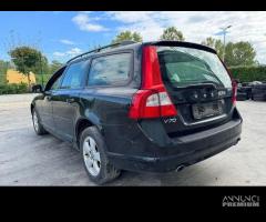 VOLVO V70 per ricambi usati D5244T10