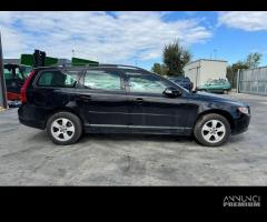 VOLVO V70 per ricambi usati D5244T10 - 8