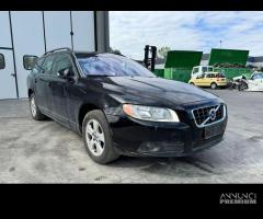 VOLVO V70 per ricambi usati D5244T10 - 9