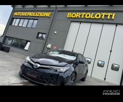 TOYOTA AURIS per ricambi usati 2ZRFXE