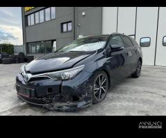 TOYOTA AURIS per ricambi usati 2ZRFXE