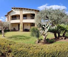 Villa di 350mq con 1100mq di giardino