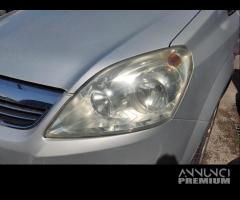 Proiettore sinistro OPEL ZAFIRA del 2010