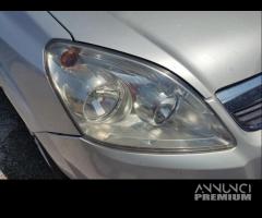 Proiettore destro OPEL ZAFIRA del 2010 - 1