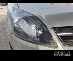 Proiettore destro OPEL ZAFIRA del 2007 - 1