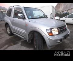 Proiettore destro MITSUBISHI PAJERO del 2000