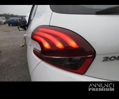 Fanale posteriore sinistro PEUGEOT 208 del 2016 - 1