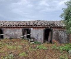 Antico casale con terreno a Piedimonte Etneo