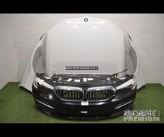 Bmw 5' g30 musata cofano paraurti faro