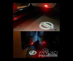 LUCI LED PROIETTORI LOGO Nissan PORTIERE Kit Luci