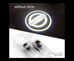 LUCI LED PROIETTORI LOGO Nissan PORTIERE Kit Luci - 9