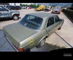 Auto d'epoca MERCEDES 240 - 1