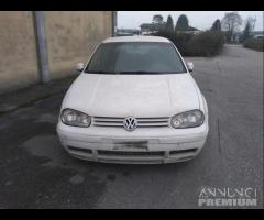 Volkswagen Golf 4 Bianca 5P Demolita Per Ricambi