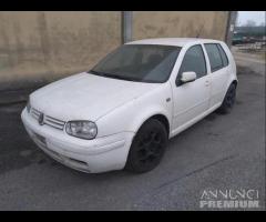 Volkswagen Golf 4 Bianca 5P Demolita Per Ricambi