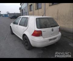 Volkswagen Golf 4 Bianca 5P Demolita Per Ricambi