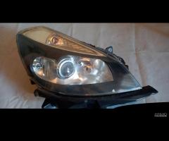 FARO ANTERIORE DX, SX A SFONDO NERO RENAULT CLIO 2