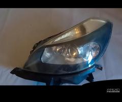 FARO ANTERIORE DX, SX A SFONDO NERO RENAULT CLIO 2