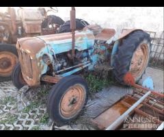 Trattore Fordson Dexta Demolito - Per Ricambi - 1