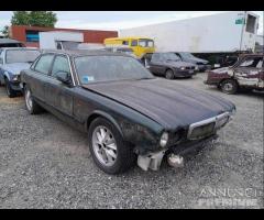 Jaguar XJ V8 2001 Demolita - Per Ricambi