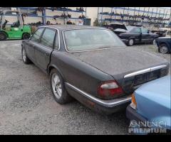 Jaguar XJ V8 2001 Demolita - Per Ricambi