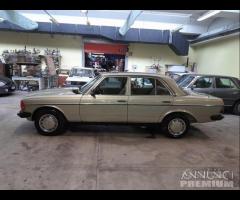 Mercedes W123 200 Berlina 1981 Conservata