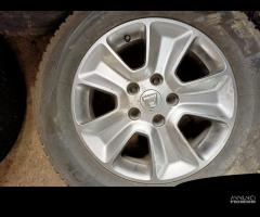 Cerchi con gomme dacia duster 2010