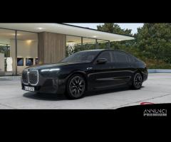 BMW i7 M70