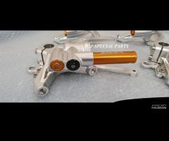 Piedini radiali cnc per t max con forcelle ohlins