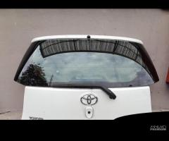 Portellone post. TOYOTA iQ