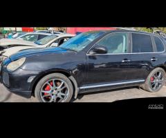 Porsche cayenne turbo prima serie per ricambi (2a)