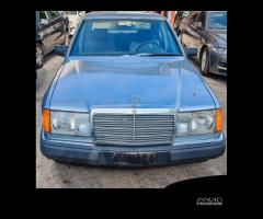 Mercedes Benz 250D w124 berlina per ricambi (2a)