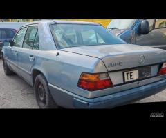 Mercedes Benz 250D w124 berlina per ricambi (2a)