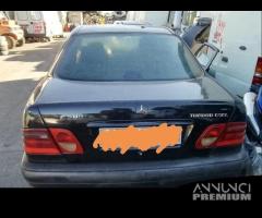 Mercedes E290 Anno 1998 Per Ricambi