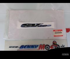 ADESIVO  EMBLEMA SUZUKI SV 650 1999/ SV-S 650 2001