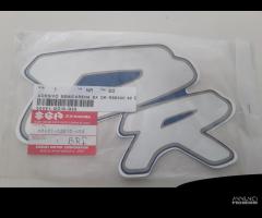 Adesivo emblema semicarena sx Suzuki DR650 90/93