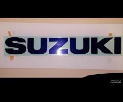 Adesivo emblema carena inf.suzuki gsx750r 96-99 bl