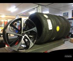 Cerchi in lega 20 per Audi Q3 con termiche Pirelli