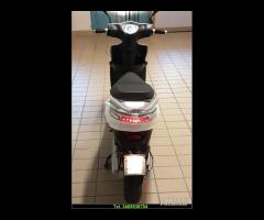 F17 BIANCO SCOOTER  L1e = 50cc DISPONIBILE